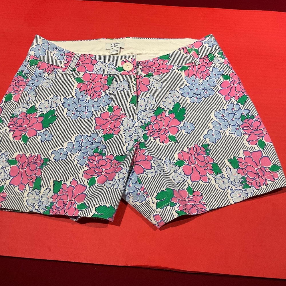 Crown & Ivy Size 6 floral shorts-